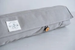Matelas De Voyage Pour Chien Enroulable Compass Band & Roll 23 Matelas De Voyage Pour Chien Enroulable Compass Band & Roll -Produits Chien Chat Magasin Blanket Compas smoke close up 1 1080x 45ca78ca 90de 4ff4 b7a4 5acad6113e56