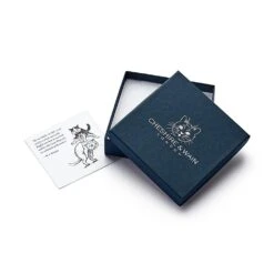 Collier Pour Chat En Cuir Louis Wain 13 Collier Pour Chat En Cuir Louis Wain -Produits Chien Chat Magasin Cheshire WainLouisWainGiftBox 1800x1800 9f4790d1 5810 4aa0 93fe 86f660486d5a