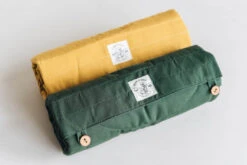 Matelas De Voyage Pour Chien Enroulable Compass Band & Roll 22 Matelas De Voyage Pour Chien Enroulable Compass Band & Roll -Produits Chien Chat Magasin Compass moss and mustard 1080x 2657bad6 a487 490d a3be 221580ca2149