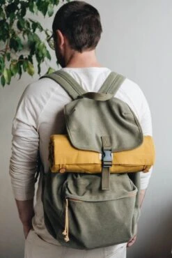 Matelas De Voyage Pour Chien Enroulable Compass Band & Roll 32 Matelas De Voyage Pour Chien Enroulable Compass Band & Roll -Produits Chien Chat Magasin Compass packaging and wearing 5 720x c8e747bb cae2 4df3 b000 bef84e328396