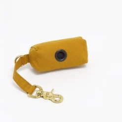 Porte Sacs à Excréments See Scout Sleep -Produits Chien Chat Magasin Poochpouches TheScot Mosterd Back