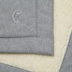 Tapis Pour Chien En Tweed Gris HOSTEL -Produits Chien Chat Magasin cloud7 dog blanket tweed grey woolmix detail logo