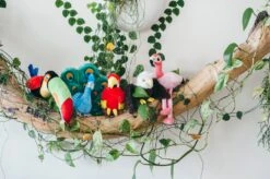 PLAY Peluche Aigle -Produits Chien Chat Magasin fetching flock plush toy set lifestyle image a9409116 057e 47b3 bf4d b8971f9b0f2f