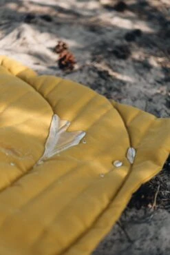 Matelas De Voyage Pour Chien Enroulable Compass Band & Roll 26 Matelas De Voyage Pour Chien Enroulable Compass Band & Roll -Produits Chien Chat Magasin water on the blanket 1 720x 2df08b20 c7c5 48ed b2af 7251be828a83